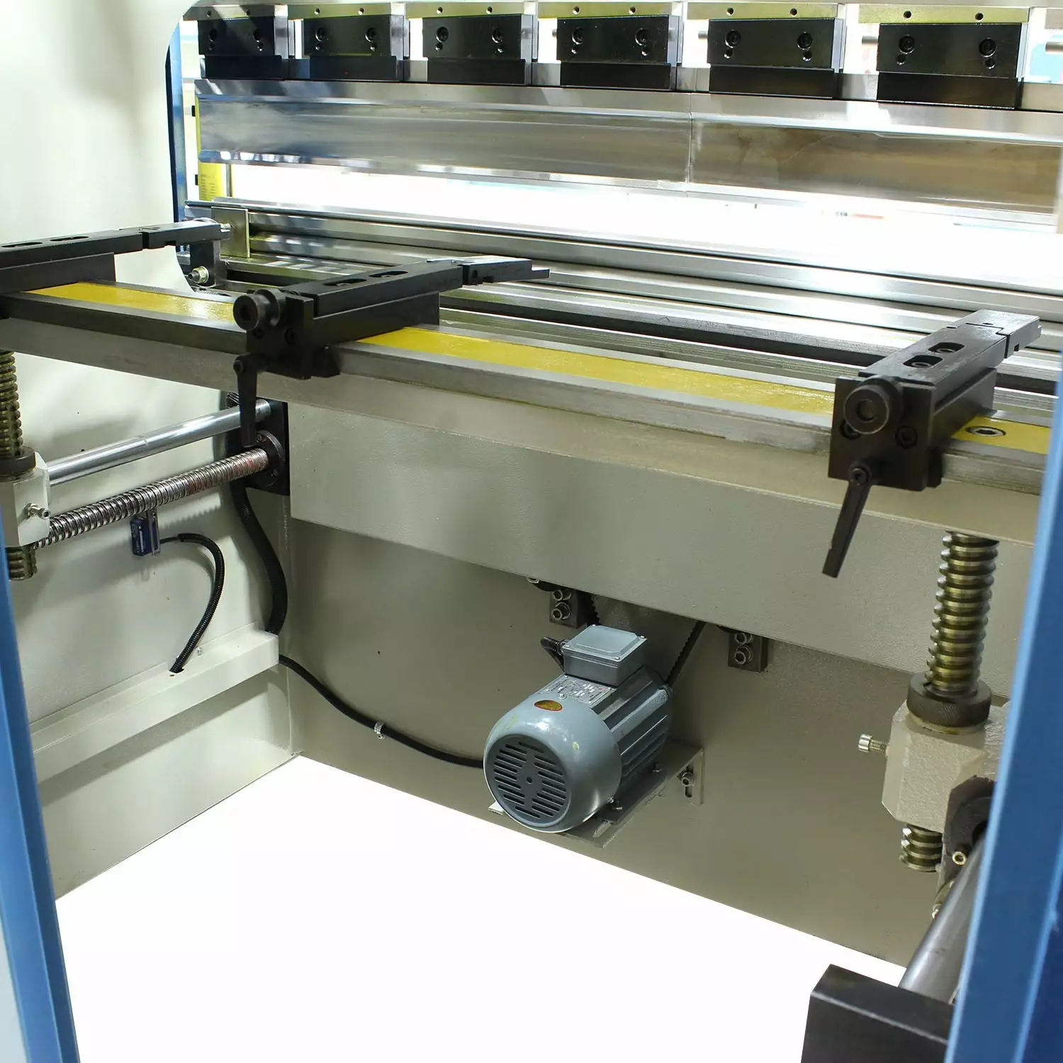 Tools & Equipment Baileigh 1020680 BP-3305CNC 33 Ton 63" 2 Axis CNC Press Brake 4 Tools & Equipment Baileigh 1020680 BP-3305CNC 33 Ton 63" 2 Axis CNC Press Brake