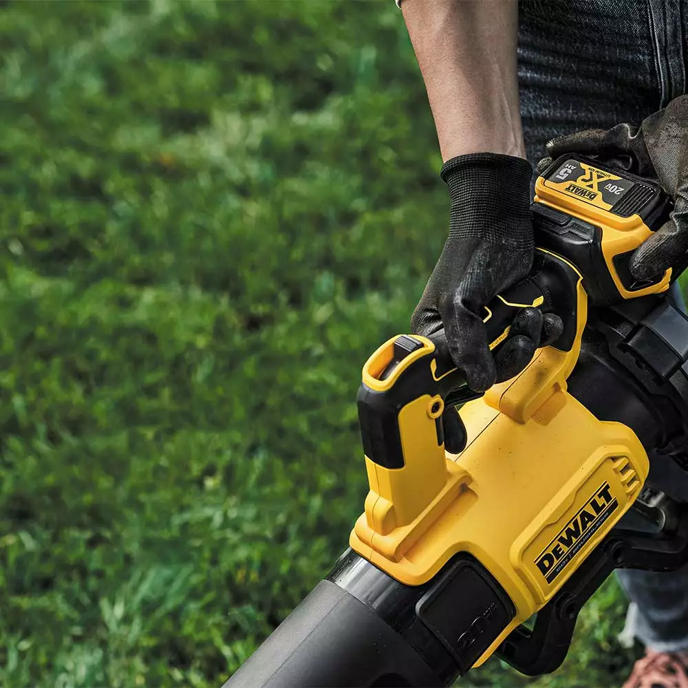 DeWALT DCKO215M1 20V MAX XR Brushless Li-Ion String Trimmer And Blower Combo Kit 9 DeWALT DCKO215M1 20V MAX XR Brushless Li-Ion String Trimmer And Blower Combo Kit