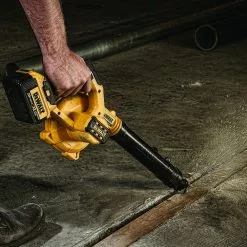 DeWALT DCE100M1 20V 100CFM Variable Speed Compact Jobsite Blower Kit