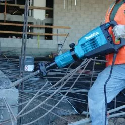 Makita HM1307CB 35-Pound 14.0 Amp Variable Speed Corded Demolition Hammer