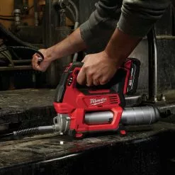 Milwaukee 2646-21CT M18 18V 2-Speed 48-Inch Hose Grease Gun Kit