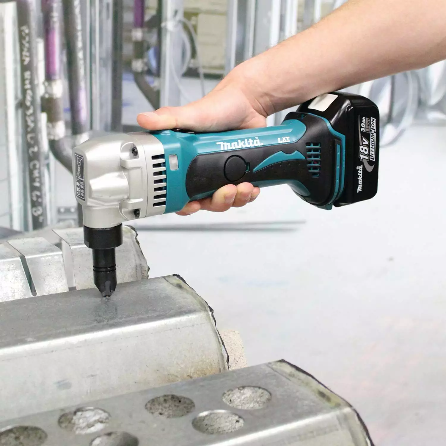 Makita XNJ01Z 18V 16-Guage LXT Lithium-Ion Cordless Nibbler - Bare Tool 6 Makita XNJ01Z 18V 16-Guage LXT Lithium-Ion Cordless Nibbler - Bare Tool