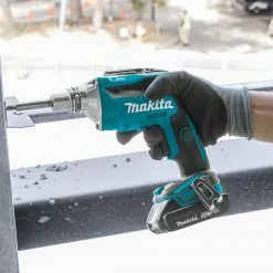 Makita XT255R 18-Volt 2-Tool Cordless Screwdriver And Cut-Out Tool Combo Kit
