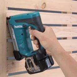 Makita XTS01Z 18-Volt 3/8-Inch Cordless Lithium-Ion Crown Stapler, - Bare Tool